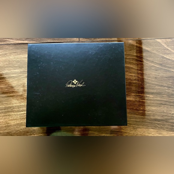 Brand new Patricia Nash crossbody floral, leather purse and wallet. Never opened - Picture 4 of 12